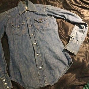 Wrangler womens denim shirt hardly worn sz small pearl snap buttons western styl